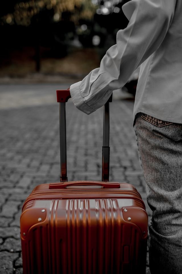 What to Pack in Your Hand Luggage for a Long Haul Flight
